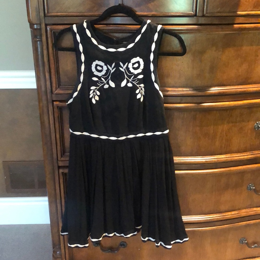 Free People size 6 embroidered dress.. perfect